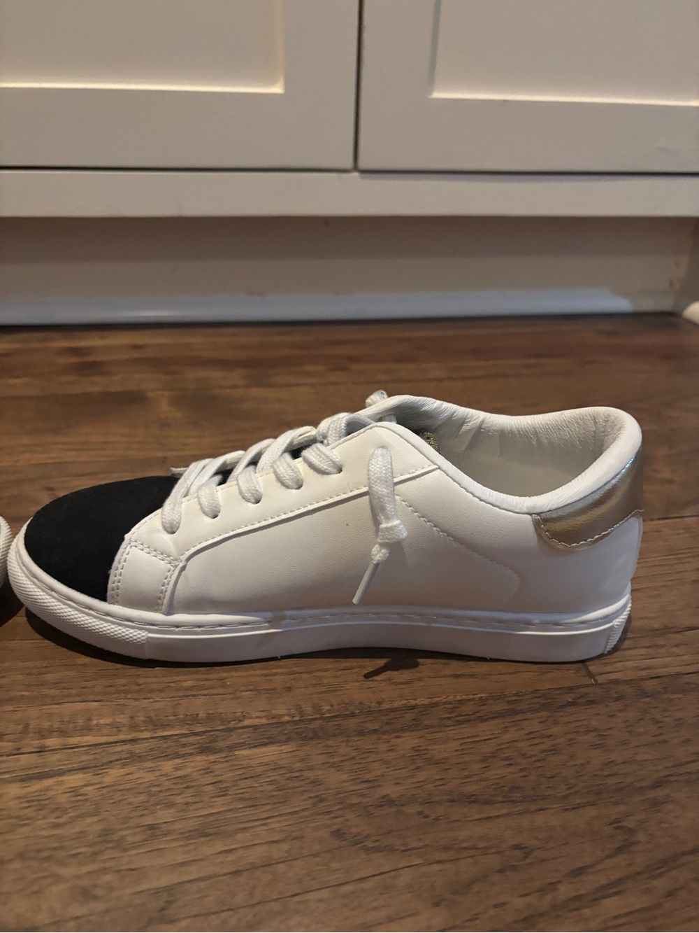 Vintage Havana White Leather Sneakers with Black Toe and Gold Star Accent - Picture 6 of 7